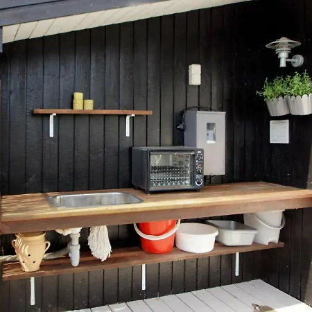 Three-bedroom Holiday In 102